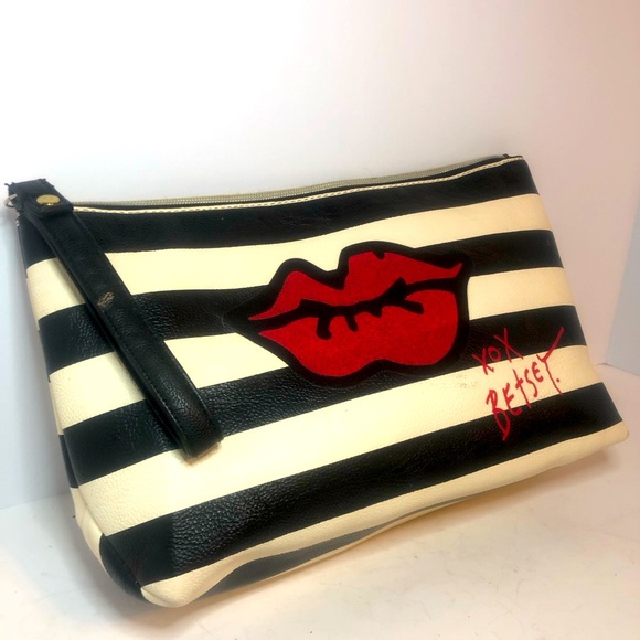 Betsey Johnson Red Lips, Black And White Striped Handbag. Built In Charge Pack. - Picture 1 of 10